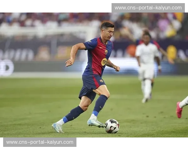 莱万补射破门瞬间,37岁老将诠释射手本能 莱万补射破门瞬间,37岁老将诠释射手本能